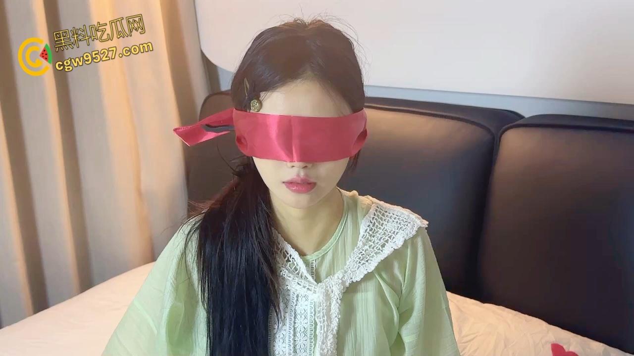 极品女神【晚晚】，汉服半解露出白皙美乳，蒙眼深喉调教，观音坐莲骑乘大屌，疯狂榨精内射 !  第1张