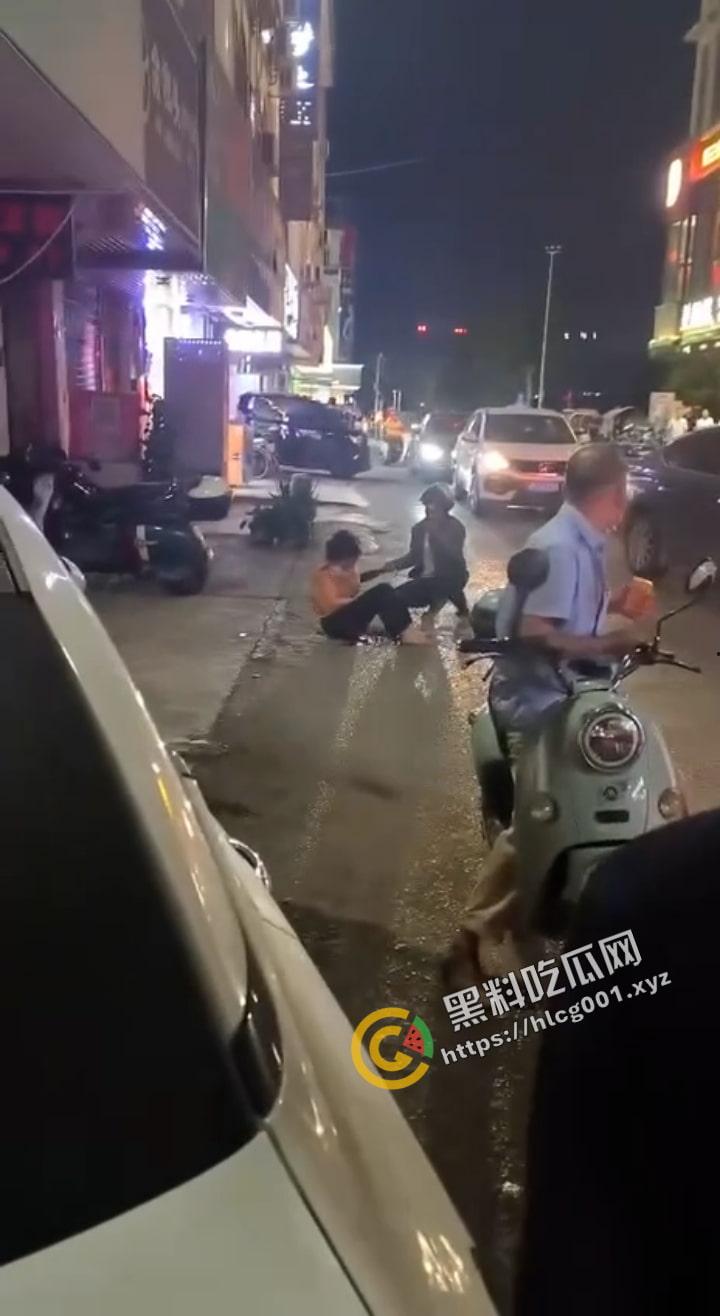 河池都安一男子因 老婆出轨当街化身狂怒刀子砍死情夫 再指着老婆破口大骂  第3张