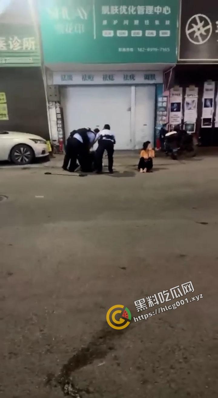 河池都安一男子因 老婆出轨当街化身狂怒刀子砍死情夫 再指着老婆破口大骂  第4张