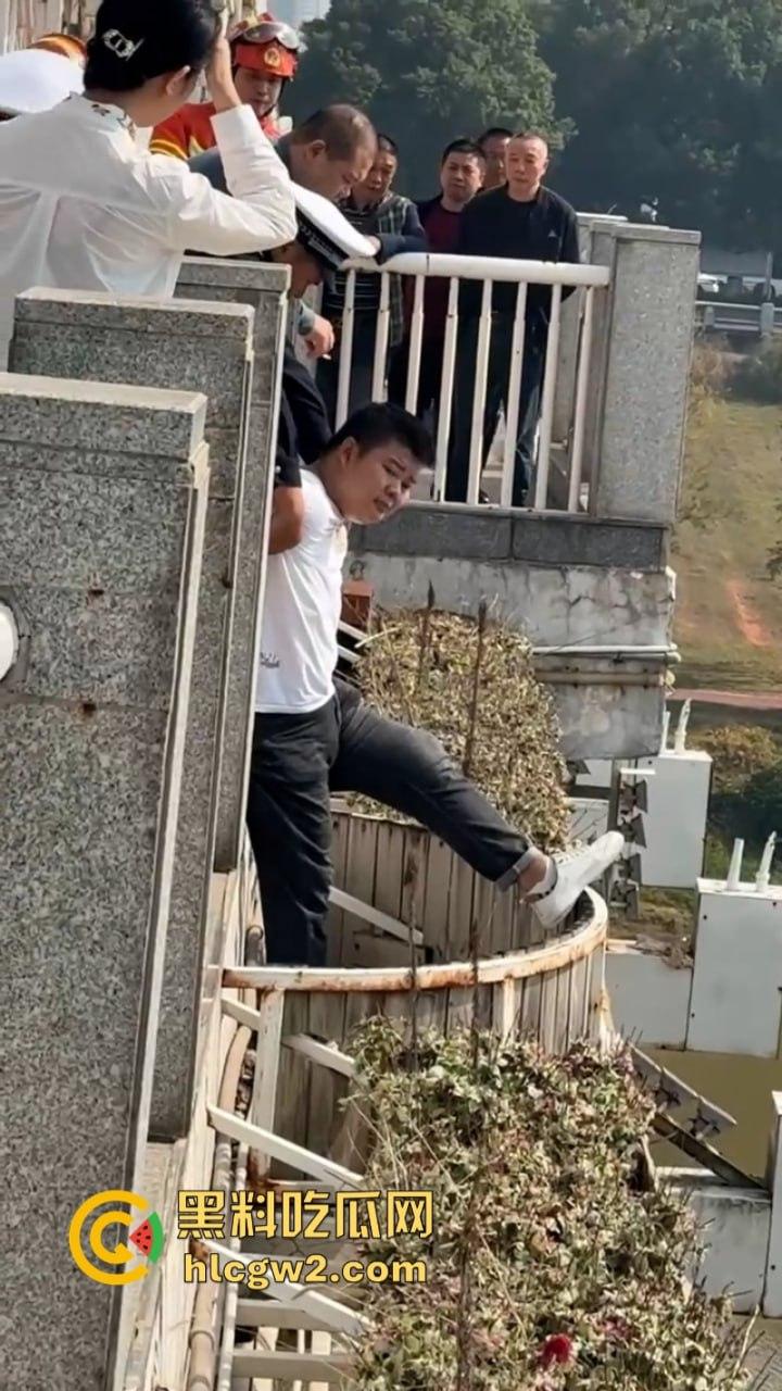 湖南衡阳小伙为求女友复合上演轻生苦肉计 中途又反悔 “桥不跳了，人还是要带走的！”  第3张