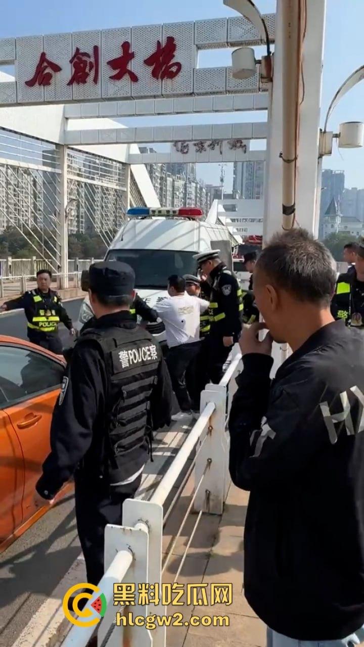 湖南衡阳小伙为求女友复合上演轻生苦肉计 中途又反悔 “桥不跳了，人还是要带走的！”  第4张