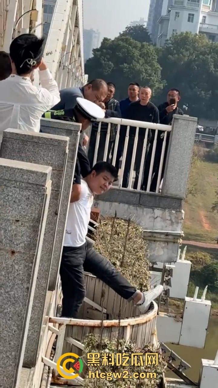 湖南衡阳小伙为求女友复合上演轻生苦肉计 中途又反悔 “桥不跳了，人还是要带走的！”  第5张