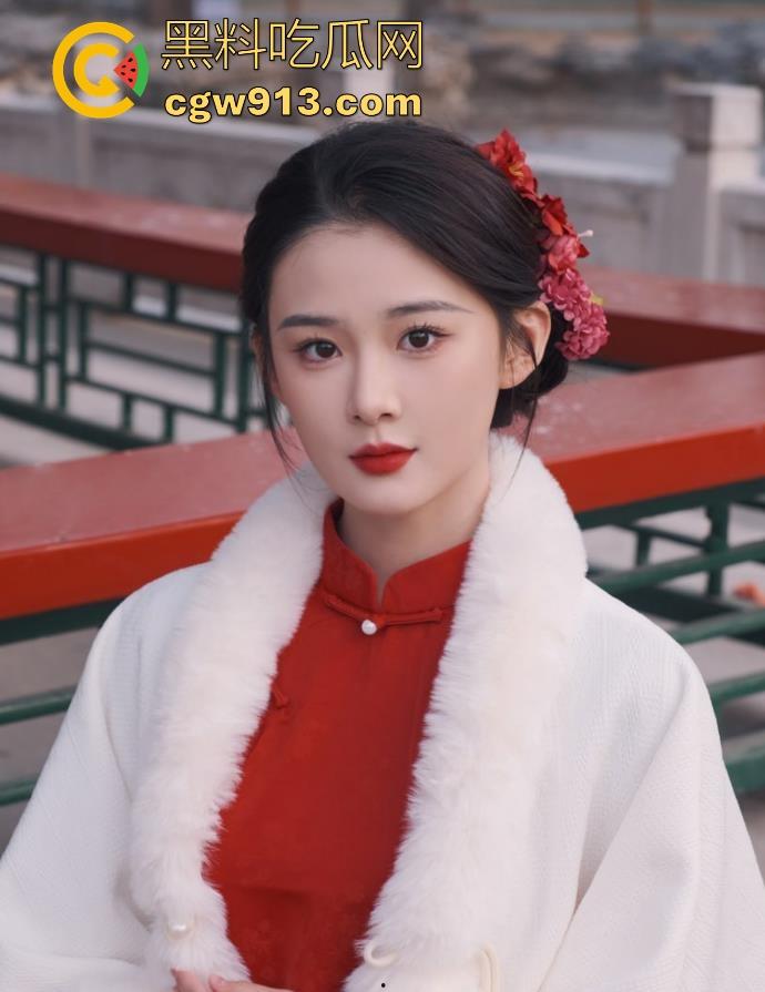 重口人妻玩极限扩阴，菊花被插着自慰棒，小玩具害刺激着阴蒂，逼逼还被拳头生生硬塞，呻吟声不断！  第1张