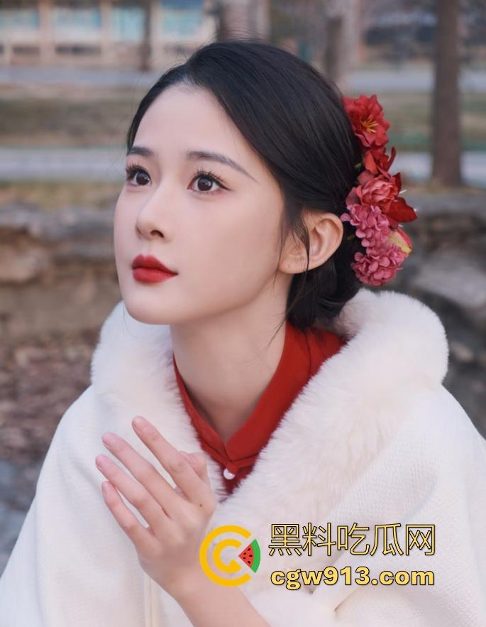 重口人妻玩极限扩阴，菊花被插着自慰棒，小玩具害刺激着阴蒂，逼逼还被拳头生生硬塞，呻吟声不断！  第2张