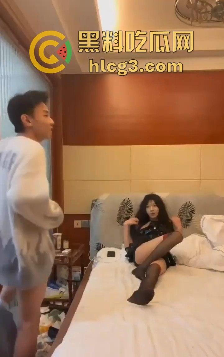 重庆人妖伪娘莎莎与TS姐妹戏弄19岁纯情小哥哥！黑丝大屌萌妹想被爆菊未果！小伙哭着说硬不起来 ！  第7张