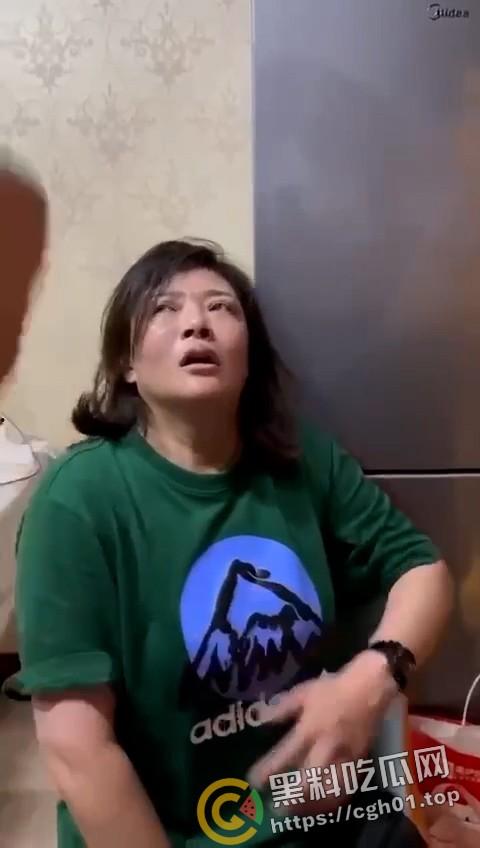 春晚都没你精彩！老男人出轨侄媳妇被捉奸在床 警察来了都哭笑不得 全程对白比小品都好笑  第2张