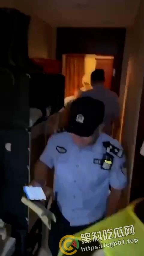 春晚都没你精彩！老男人出轨侄媳妇被捉奸在床 警察来了都哭笑不得 全程对白比小品都好笑  第6张