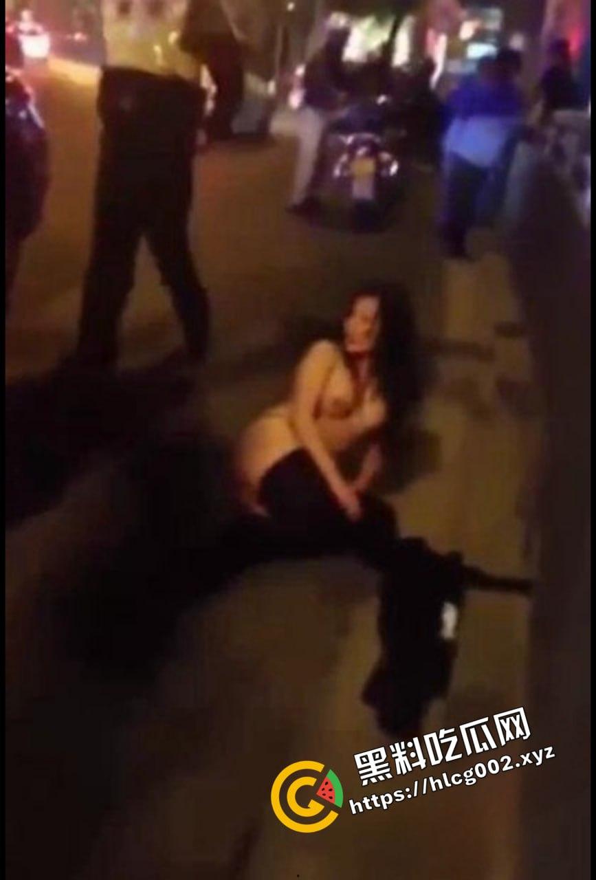 上海醉酒女当街脱衣求外国人操她 结果被警方制止并带走！ 还叫警察帮忙掰开自己的屁眼  第2张