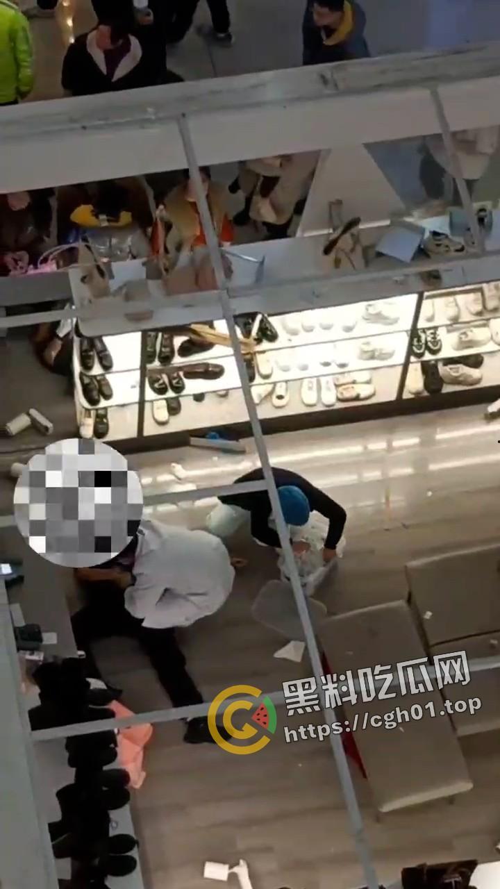 男子表白失败当场跳楼  这就是爱情吗 多视角监控全记录 第2张