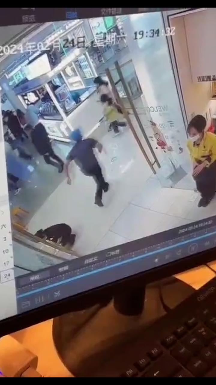 男子表白失败当场跳楼  这就是爱情吗 多视角监控全记录 第3张