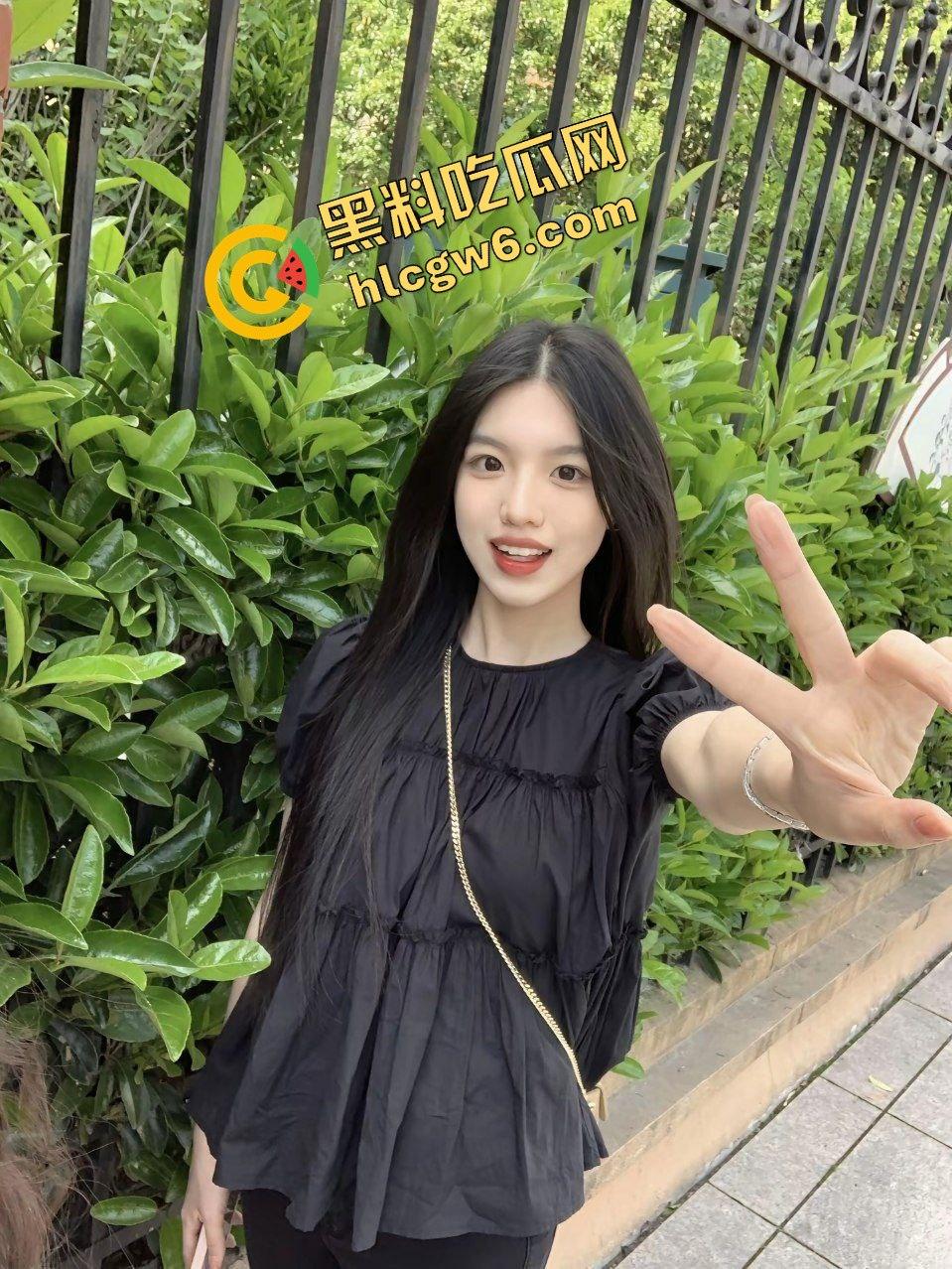 浙江外国语学院反差婊女学生『毛雯婷』大学寂寞与2位单男3p口交爆干 蹲姿伺候肉棒！原创独家曝光！  第3张