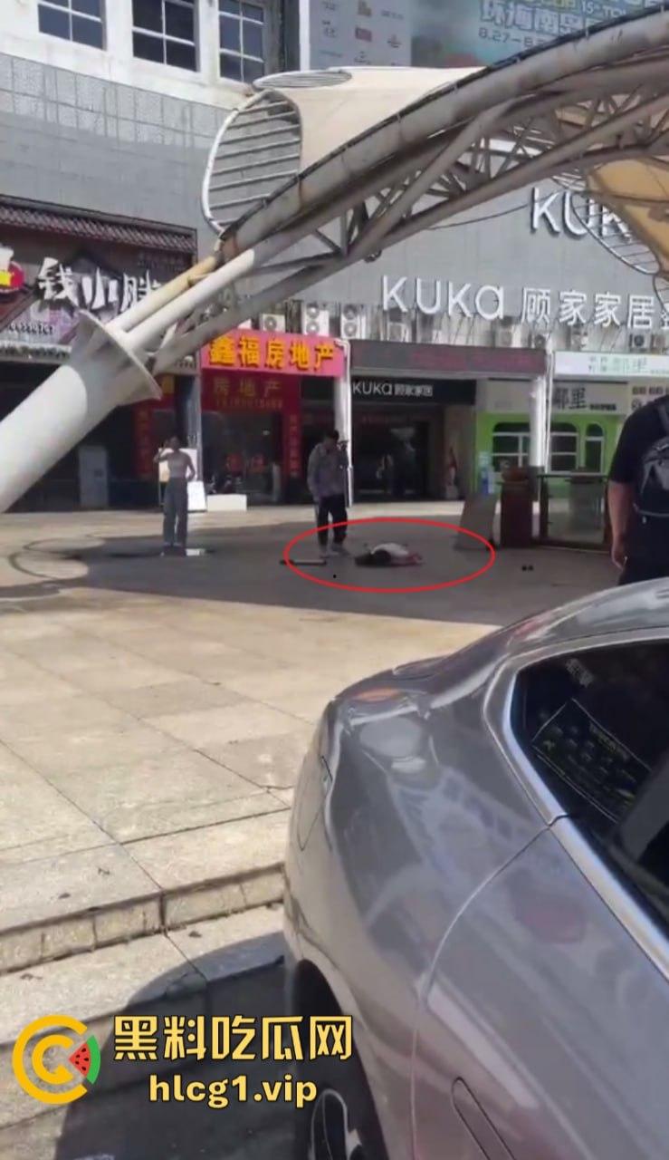 骗我捅你几刀不过分吧！海口一男子持刀捅伤前妻 血撒当场  第2张