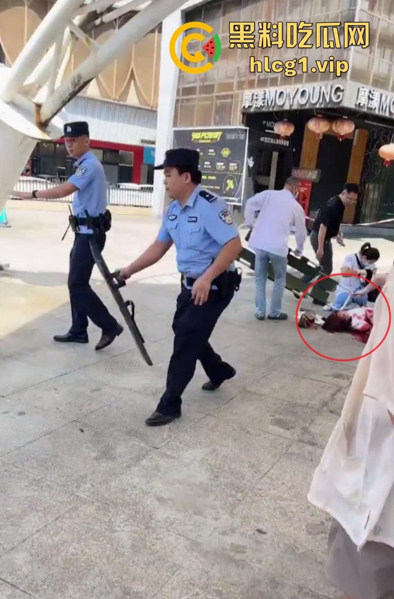 骗我捅你几刀不过分吧！海口一男子持刀捅伤前妻 血撒当场  第7张