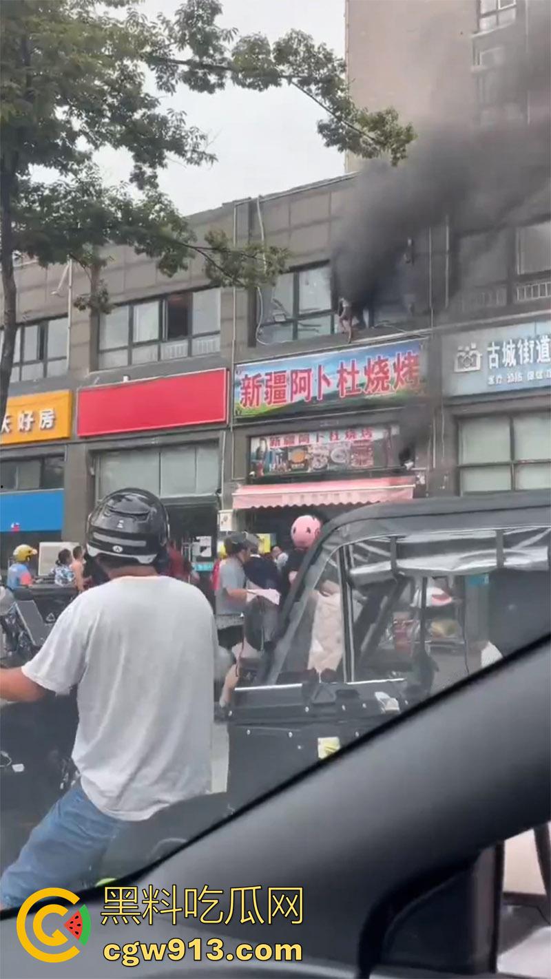 江苏宿迁突发火灾，新疆阿卜杜烧烤店，二楼调料仓库着火，整条街都能闻到烧烤的味道！  第1张