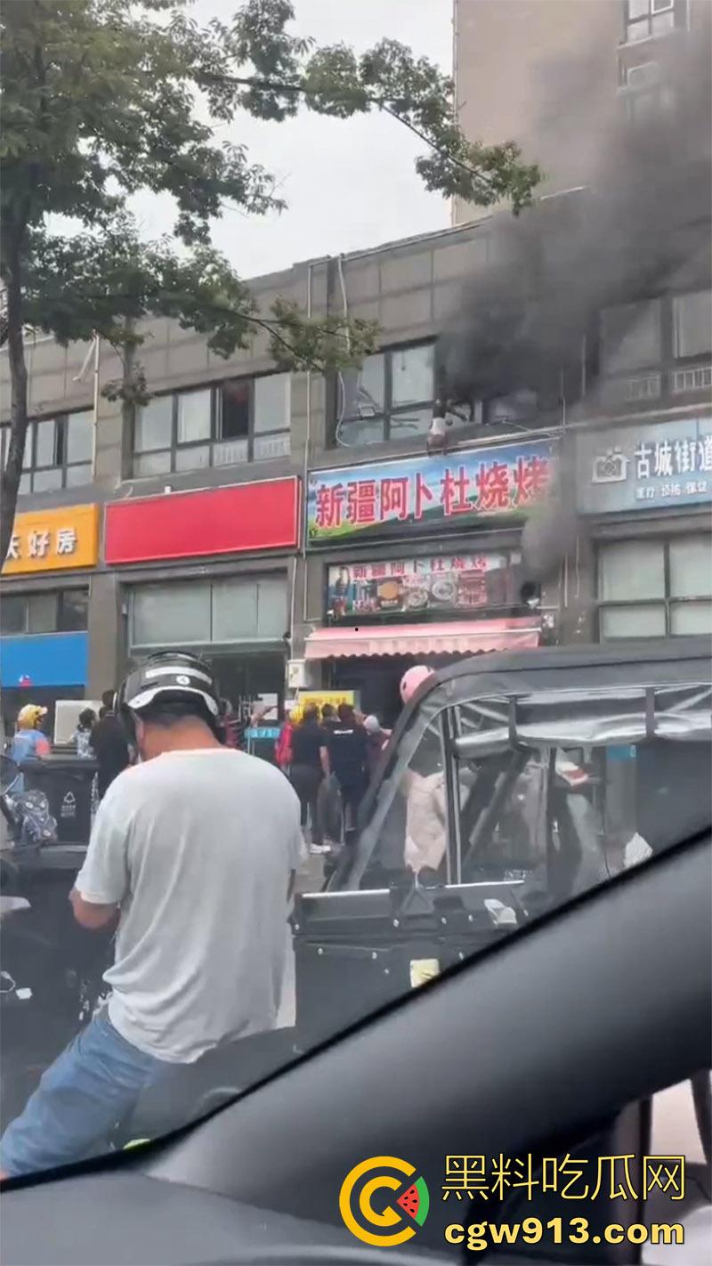 江苏宿迁突发火灾，新疆阿卜杜烧烤店，二楼调料仓库着火，整条街都能闻到烧烤的味道！  第2张