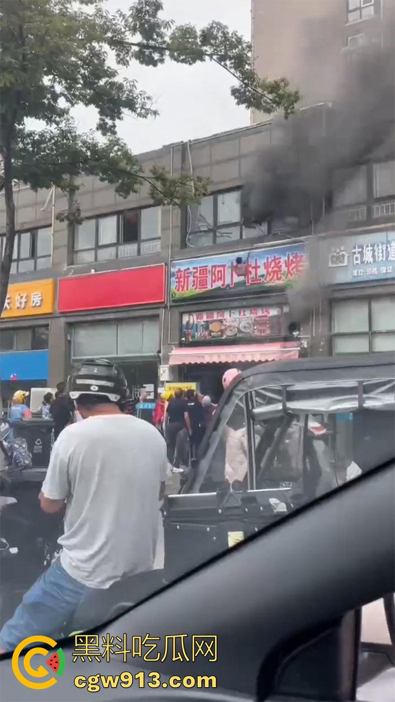 江苏宿迁突发火灾，新疆阿卜杜烧烤店，二楼调料仓库着火，整条街都能闻到烧烤的味道！  第3张