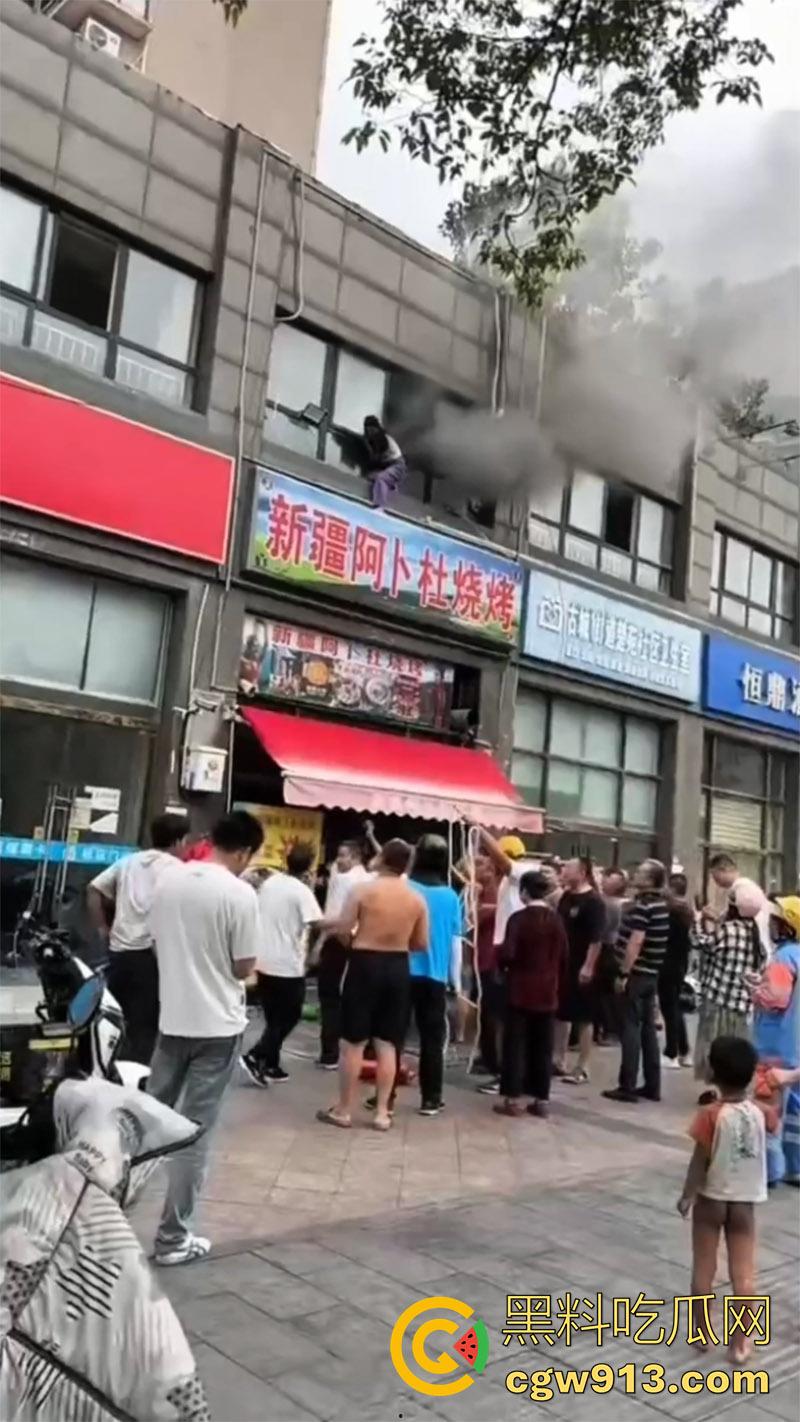 江苏宿迁突发火灾，新疆阿卜杜烧烤店，二楼调料仓库着火，整条街都能闻到烧烤的味道！  第5张