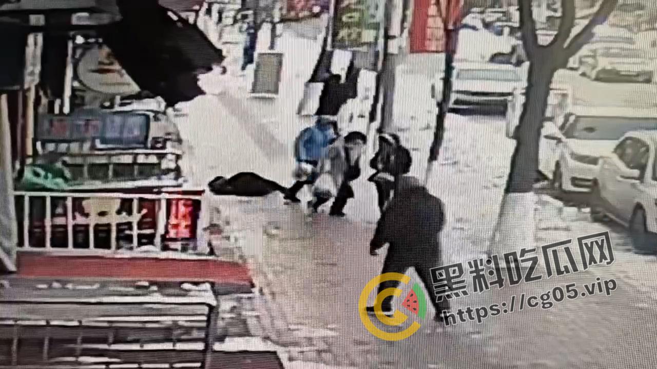 哈尔滨再现夺命冰溜子！屋顶凝结的巨大冰溜把路人头部直接刺穿 血溅了一米远 现场监控画面流出 太吓人了  第1张