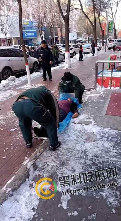 哈尔滨再现夺命冰溜子！屋顶凝结的巨大冰溜把路人头部直接刺穿 血溅了一米远 现场监控画面流出 太吓人了  第3张