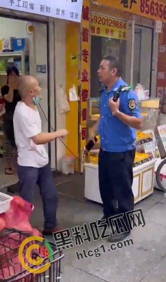 广州市天河区棠德花苑城管与卖椰子的小贩起争执，小贩操起铲子当场爆头 血流不止 大快人心！  第1张