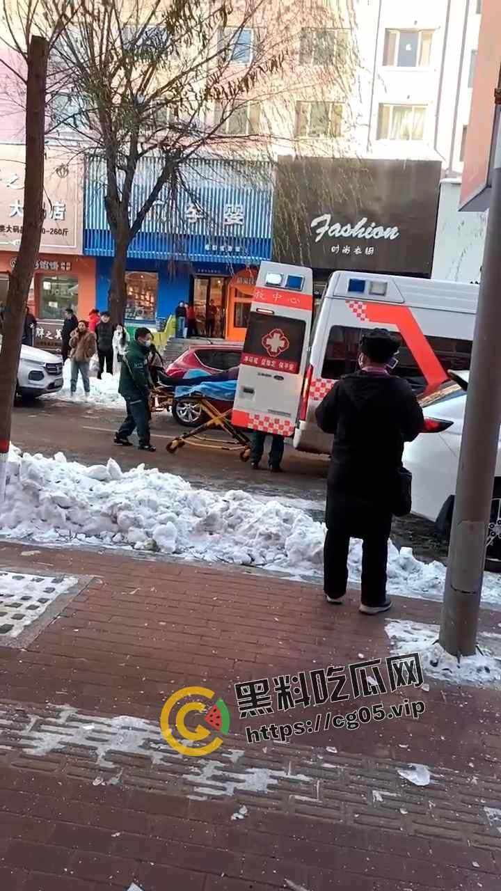 哈尔滨再现夺命冰溜子！屋顶凝结的巨大冰溜把路人头部直接刺穿 血溅了一米远 现场监控画面流出 太吓人了  第6张