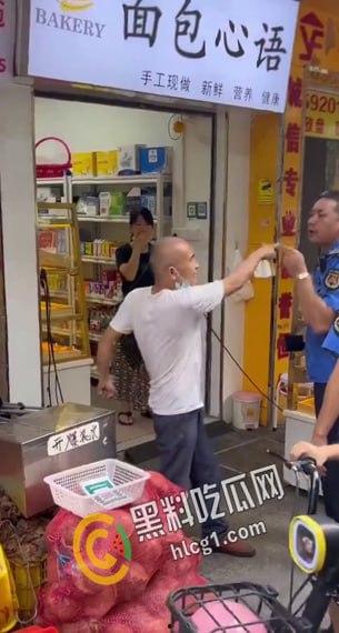 广州市天河区棠德花苑城管与卖椰子的小贩起争执，小贩操起铲子当场爆头 血流不止 大快人心！  第2张