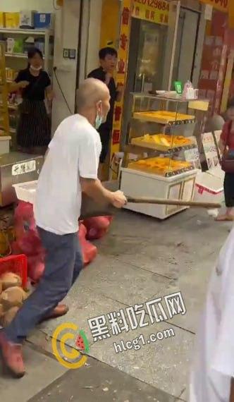 广州市天河区棠德花苑城管与卖椰子的小贩起争执，小贩操起铲子当场爆头 血流不止 大快人心！  第6张