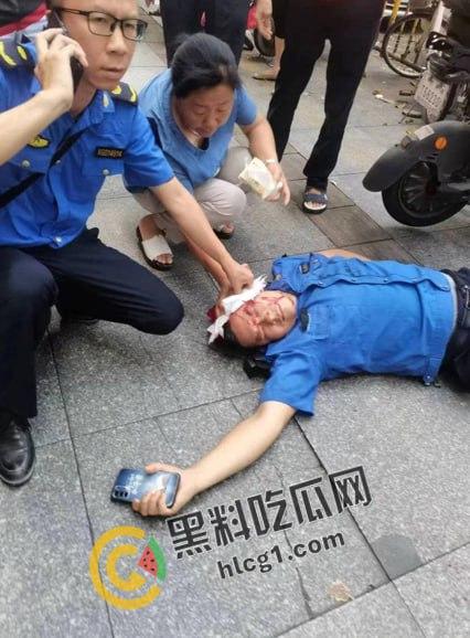 广州市天河区棠德花苑城管与卖椰子的小贩起争执，小贩操起铲子当场爆头 血流不止 大快人心！  第7张