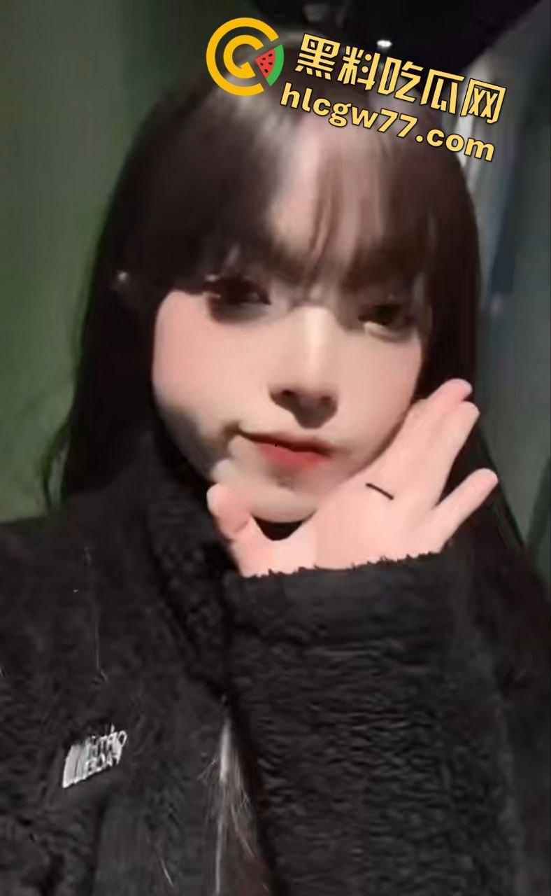 精神小妹露脸自慰翻车！土豪定制私密照，哥哥偷装软件同步看片，兄妹乱伦剧情要上演？  第1张