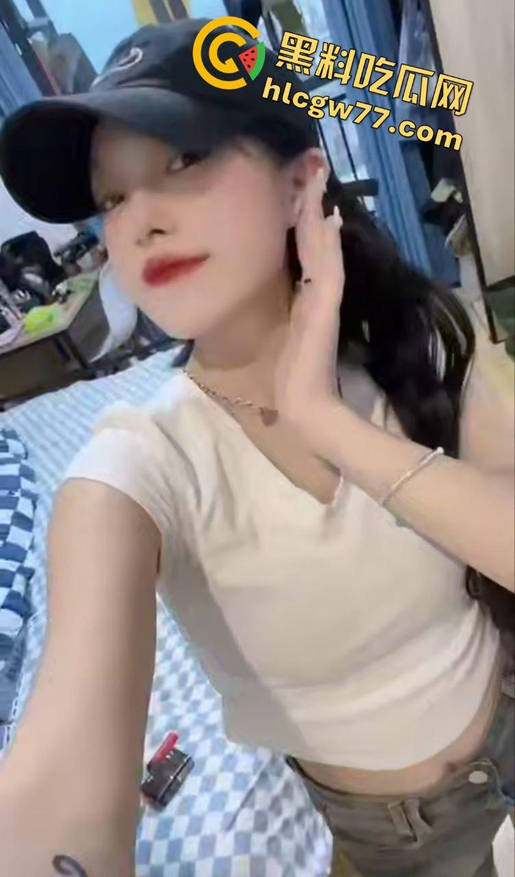 精神小妹露脸自慰翻车！土豪定制私密照，哥哥偷装软件同步看片，兄妹乱伦剧情要上演？  第2张