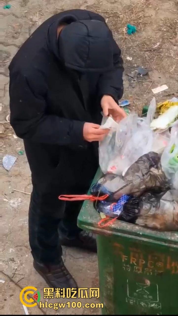 江西南昌变态男子于垃圾桶翻找女人带血卫生巾 并放到鼻尖嗅闻狂舔 重口程度令人反胃  第2张