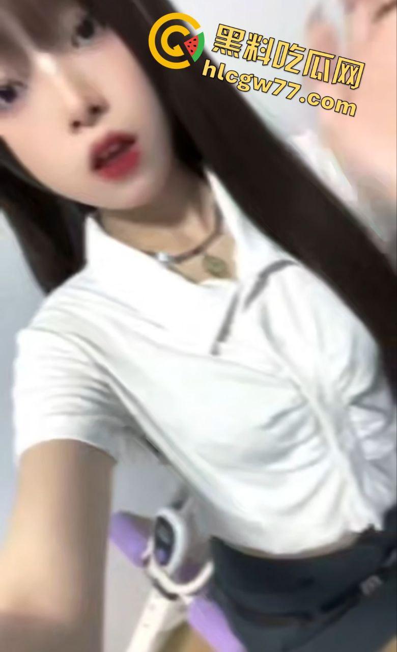 精神小妹露脸自慰翻车！土豪定制私密照，哥哥偷装软件同步看片，兄妹乱伦剧情要上演？  第3张