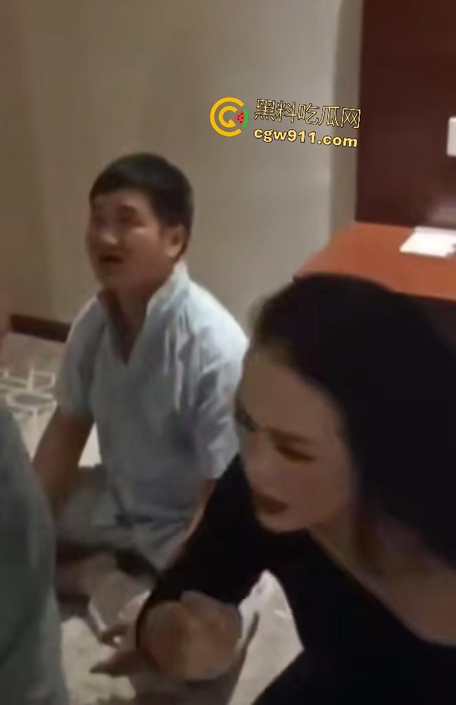 外卖小哥神助攻抓奸名场面！人妻偷情被老公突袭，嘴硬想跑被按住狂扇巴掌，小三被打到满地求饶！  第7张