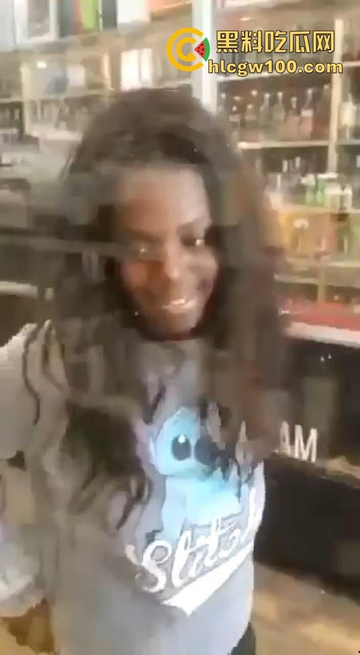 黑妹骚操作放尿全程公开，姿势熟练到让人看呆，完事还知道擦一擦，这骚劲真是让人服了！  第1张