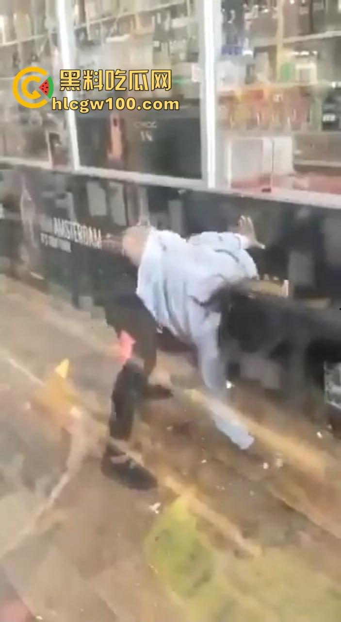 黑妹骚操作放尿全程公开，姿势熟练到让人看呆，完事还知道擦一擦，这骚劲真是让人服了！  第5张