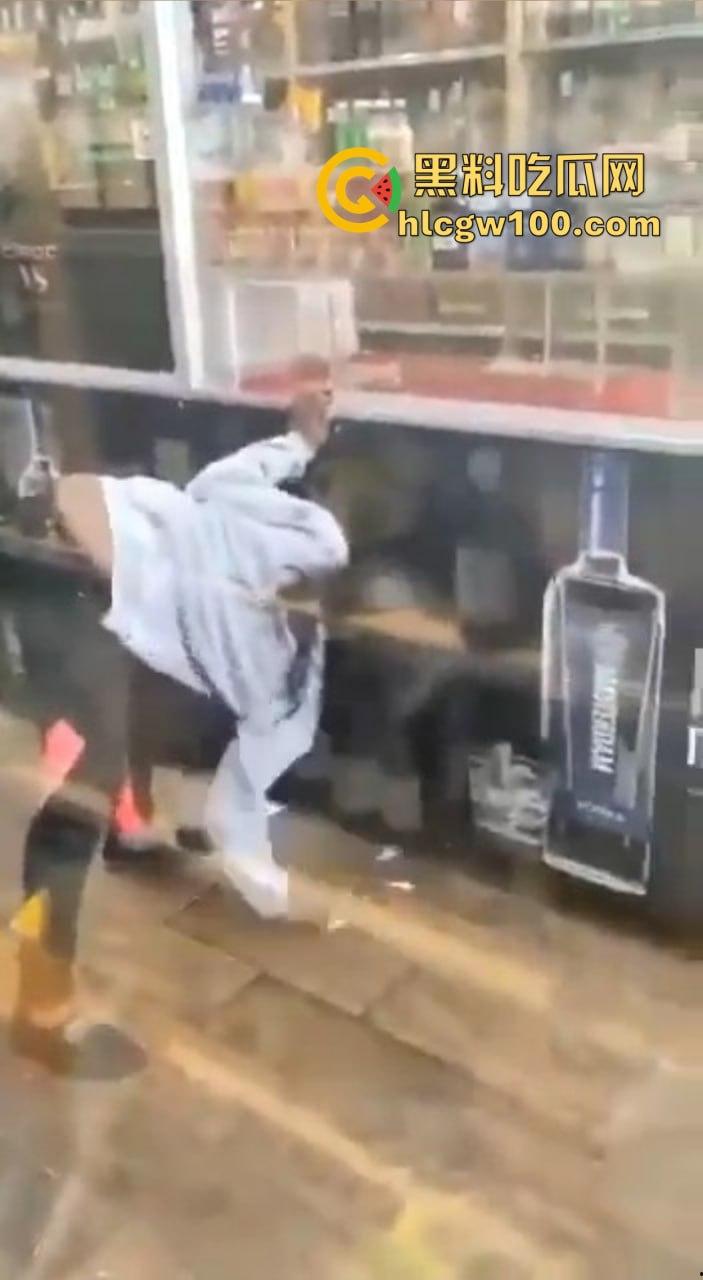 黑妹骚操作放尿全程公开，姿势熟练到让人看呆，完事还知道擦一擦，这骚劲真是让人服了！  第6张