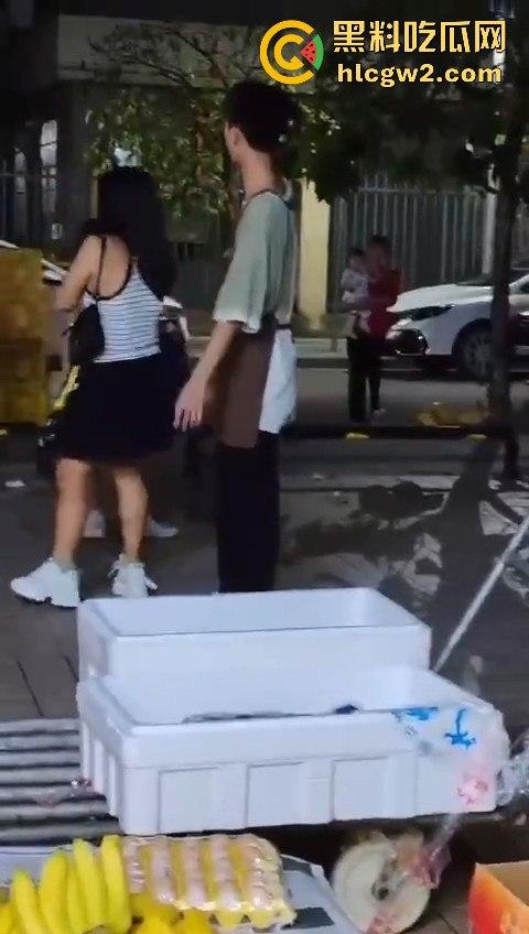 提子不新鲜还是顾客太酸？南沙美女门店撒野，扔提子打店员，抓到警局还咬人！  第4张