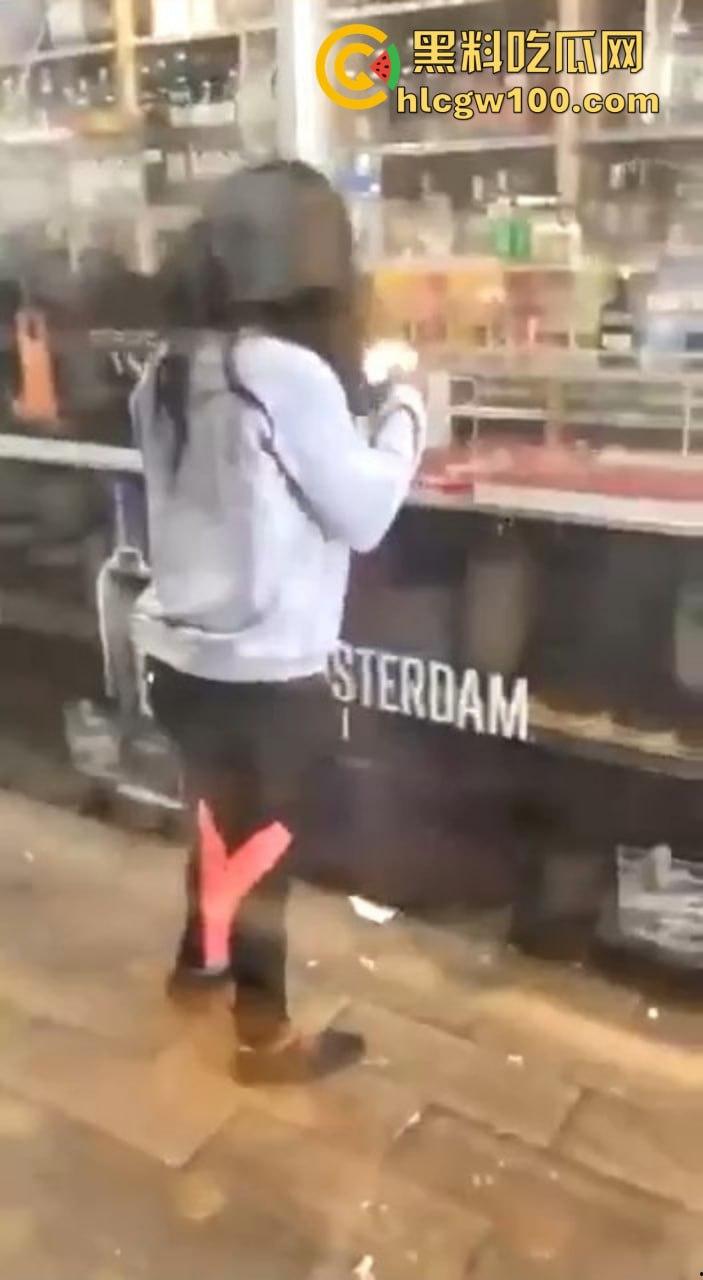 黑妹骚操作放尿全程公开，姿势熟练到让人看呆，完事还知道擦一擦，这骚劲真是让人服了！  第7张