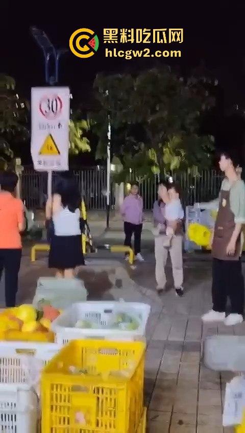 提子不新鲜还是顾客太酸？南沙美女门店撒野，扔提子打店员，抓到警局还咬人！  第5张