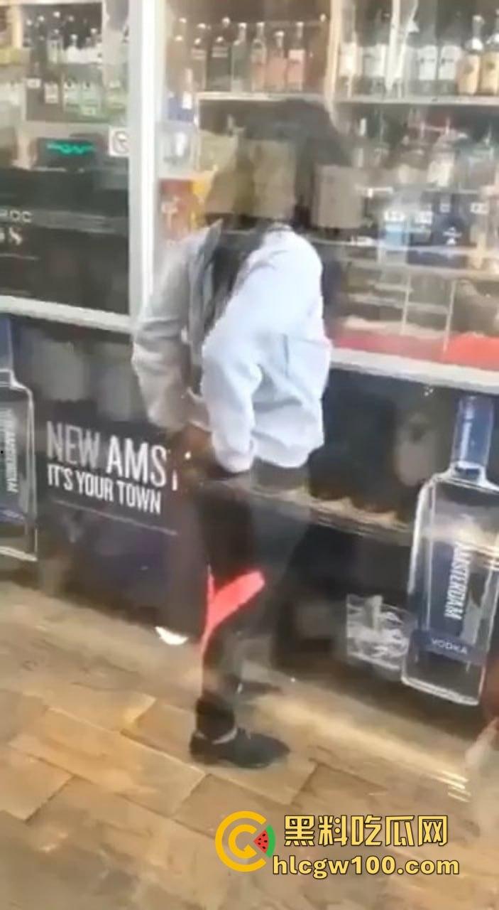 黑妹骚操作放尿全程公开，姿势熟练到让人看呆，完事还知道擦一擦，这骚劲真是让人服了！  第8张