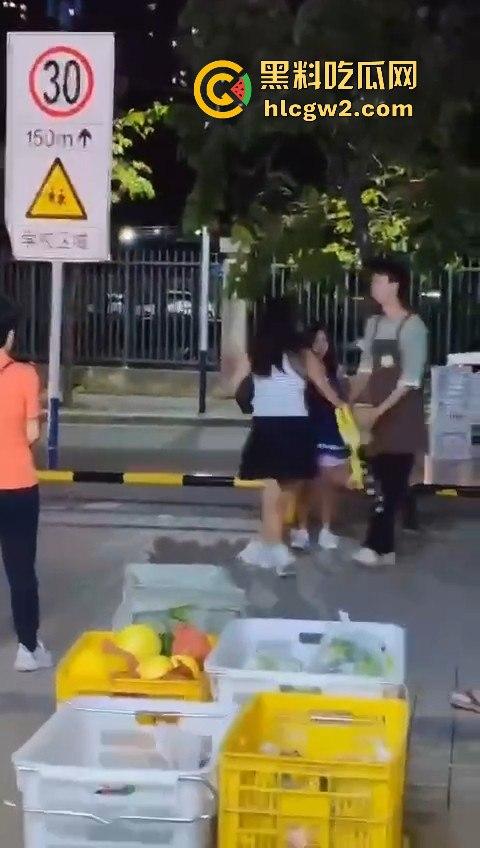 提子不新鲜还是顾客太酸？南沙美女门店撒野，扔提子打店员，抓到警局还咬人！  第6张