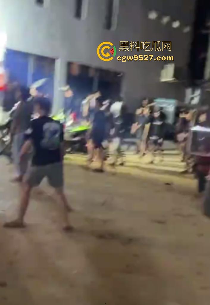柬埔寨波贝火拼变闹剧！两拨废物互砸杂物，长棍对峙怂到爆，警察哨子吹破喉咙直到大部队到才镇场！  第2张