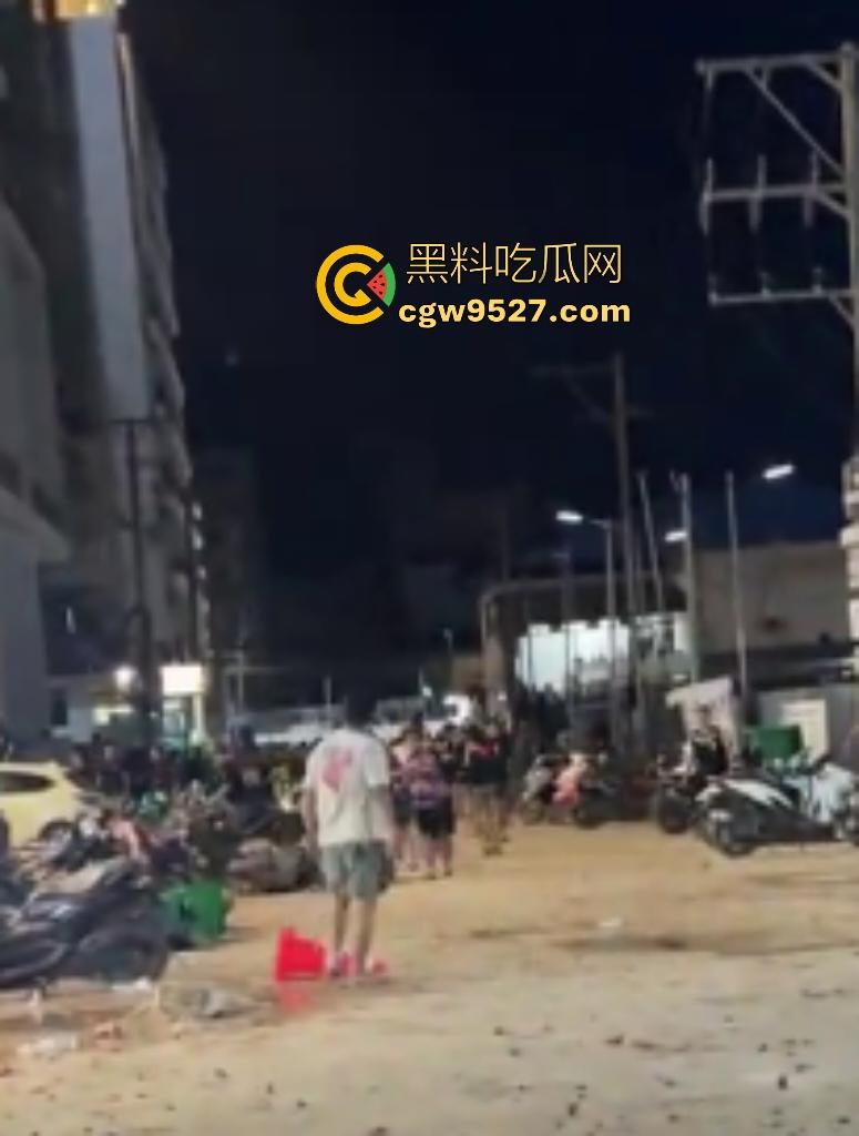 柬埔寨波贝火拼变闹剧！两拨废物互砸杂物，长棍对峙怂到爆，警察哨子吹破喉咙直到大部队到才镇场！  第4张