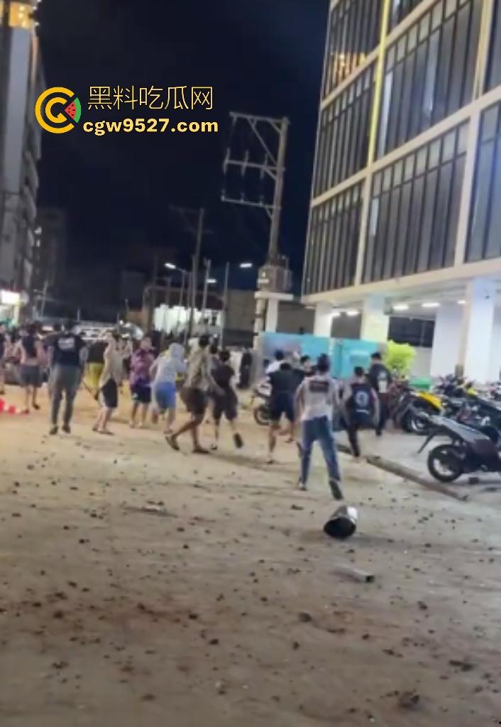 柬埔寨波贝火拼变闹剧！两拨废物互砸杂物，长棍对峙怂到爆，警察哨子吹破喉咙直到大部队到才镇场！  第5张