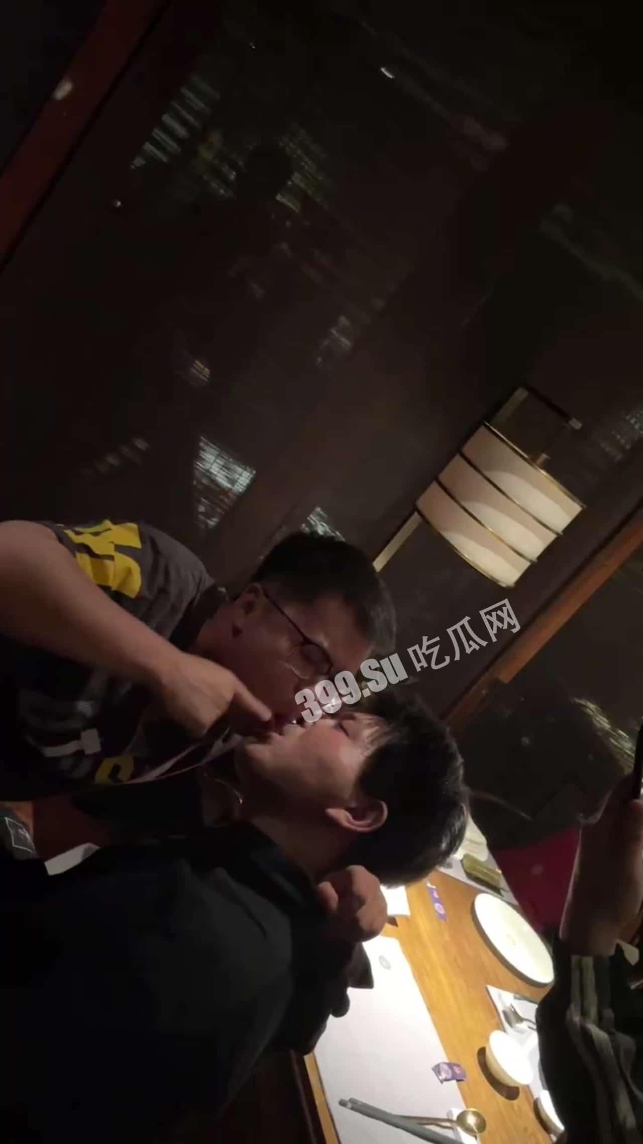 新盟易购  线下聚会醉酒后男男舌吻，毁三观操作 第6张