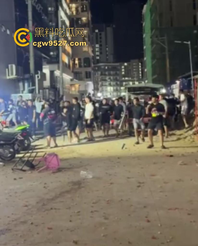 柬埔寨波贝火拼变闹剧！两拨废物互砸杂物，长棍对峙怂到爆，警察哨子吹破喉咙直到大部队到才镇场！  第8张