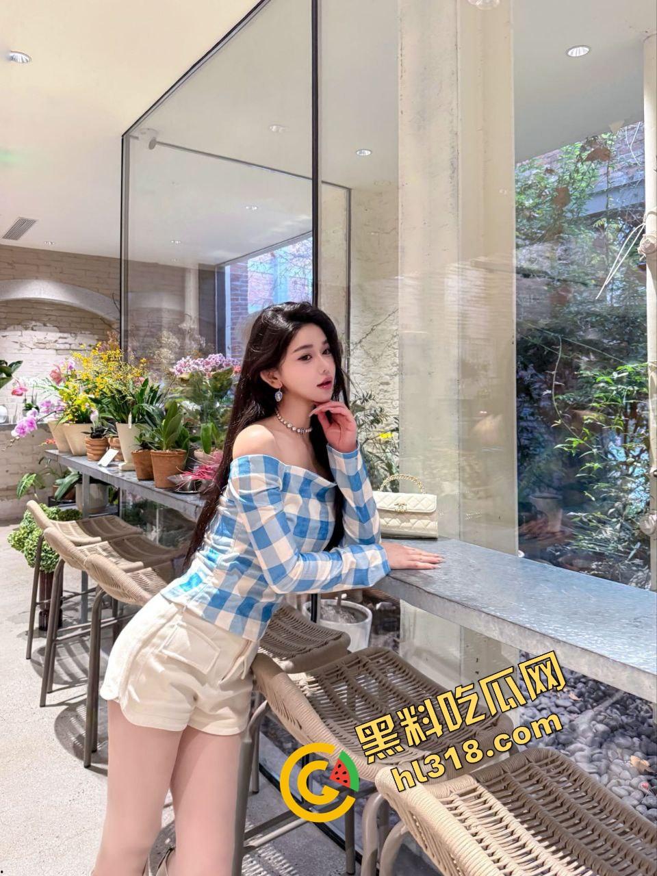 女狗完成主人的街头羞辱任务，薄纱透视装真空出街公园游街，711买零食收银小哥都看懵逼了！  第1张