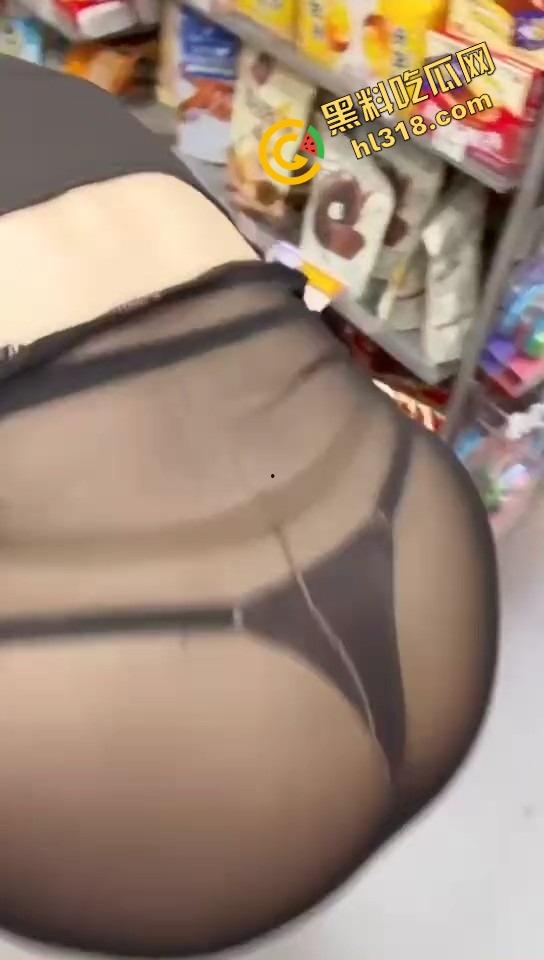 女狗完成主人的街头羞辱任务，薄纱透视装真空出街公园游街，711买零食收银小哥都看懵逼了！  第11张