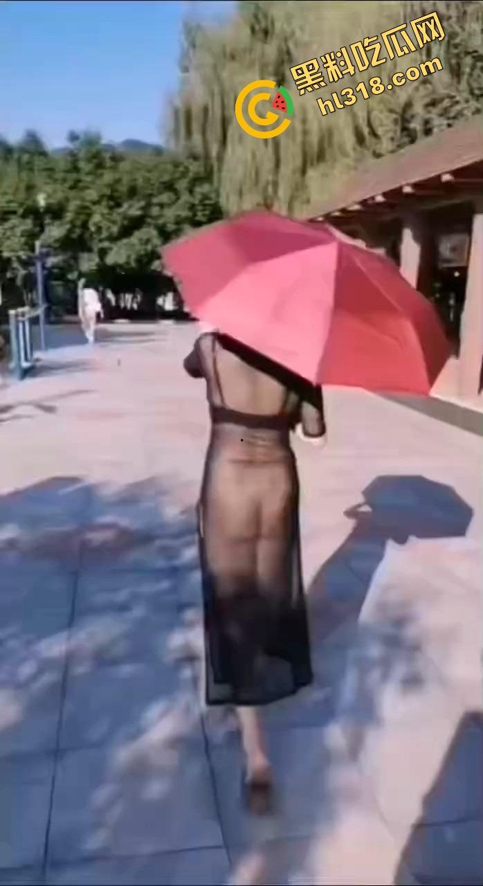 女狗完成主人的街头羞辱任务，薄纱透视装真空出街公园游街，711买零食收银小哥都看懵逼了！  第13张