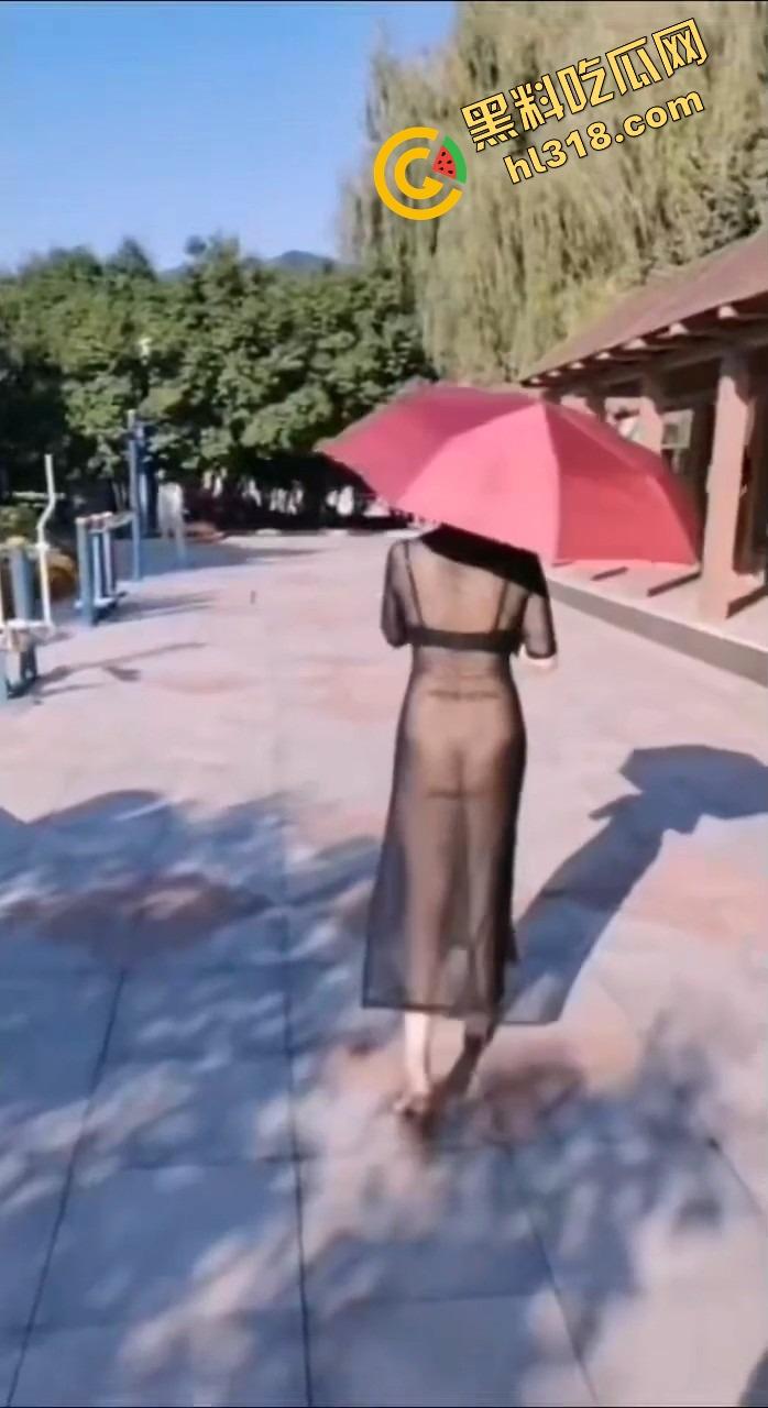 女狗完成主人的街头羞辱任务，薄纱透视装真空出街公园游街，711买零食收银小哥都看懵逼了！  第14张